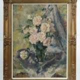 Maler des 19./20. Jh. ''Weiße Rosen'' in einer Vase mit Zuckerdose auf einem Tisch arrangiert - photo 2