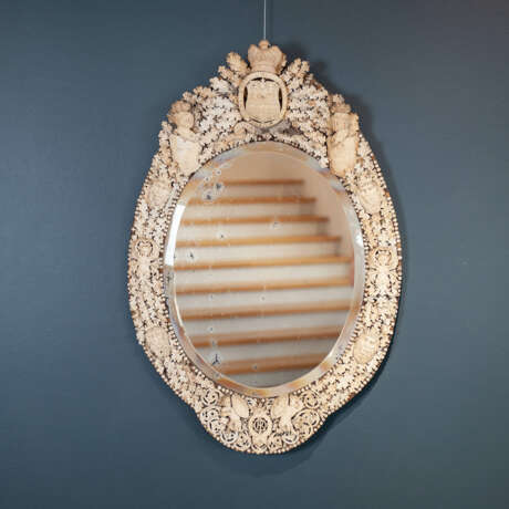 Außergewöhnlicher Spiegel mit feinen Elfenbeinverzierungen und der Devise des Hosenbandordens - Foto 1