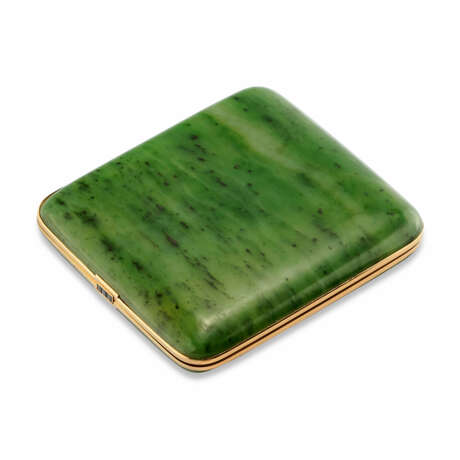 CARTIER EARLY 20TH CENTURY NEPHRITE, SAPPHIRE AND GOLD CIGARETTE CASE - Foto 1