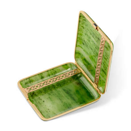 CARTIER EARLY 20TH CENTURY NEPHRITE, SAPPHIRE AND GOLD CIGARETTE CASE - Foto 2