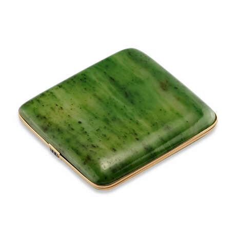 CARTIER EARLY 20TH CENTURY NEPHRITE, SAPPHIRE AND GOLD CIGARETTE CASE - Foto 3