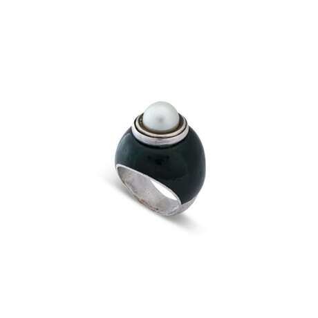 NO RESERVE | RENÉ BOIVIN CULTURED PEARL AND ENAMEL 'CHEVALIER' RING - photo 2