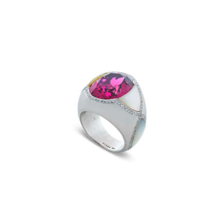 SPINEL, MOTHER-OF-PEARL, DIAMOND AND COLOURED DIAMOND RING - Foto 2