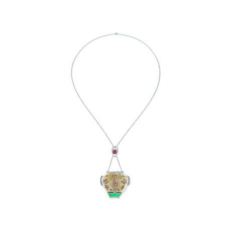 MUGHAL JADE, RUBY, EMERALD, LACQUER AND DIAMOND PENDENT NECKLACE, MOUNTED BY JANESICH - Foto 1