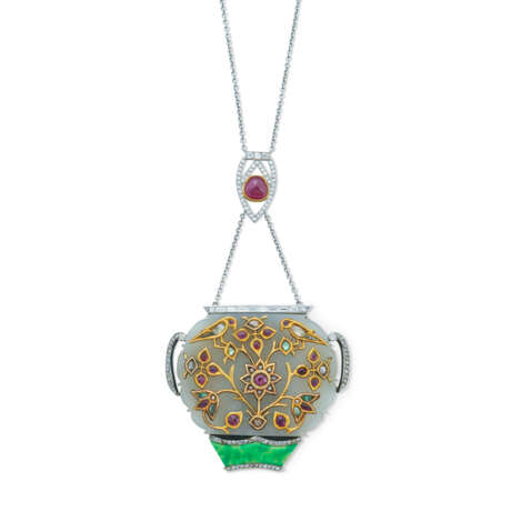 MUGHAL JADE, RUBY, EMERALD, LACQUER AND DIAMOND PENDENT NECKLACE, MOUNTED BY JANESICH - фото 3