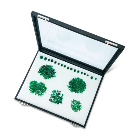 NO RESERVE | GROUP OF UNMOUNTED EMERALDS - Foto 1