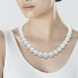 HARRY WINSTON SET OF CULTURED PEARL AND DIAMOND JEWELLERY - фото 2