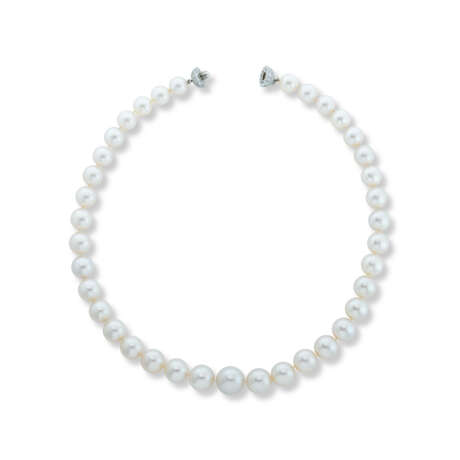 HARRY WINSTON SET OF CULTURED PEARL AND DIAMOND JEWELLERY - photo 5