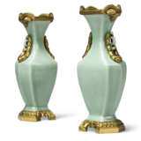 A PAIR OF FRENCH ORMOLU-MOUNTED CHINESE CELADON-GLAZED VASES - Foto 3