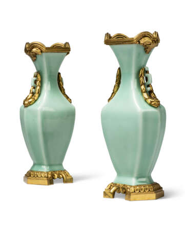 A PAIR OF FRENCH ORMOLU-MOUNTED CHINESE CELADON-GLAZED VASES - фото 3