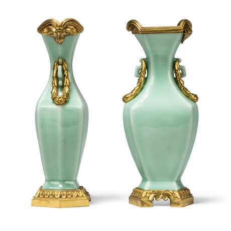A PAIR OF FRENCH ORMOLU-MOUNTED CHINESE CELADON-GLAZED VASES - Foto 4