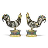 A PAIR OF CHINESE CLOISONNE ENAMEL MODELS OF COCKERELS AND STANDS - Foto 4