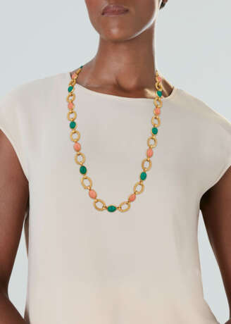 VAN CLEEF & ARPELS CORAL AND CHRYSOPRASE NECKLACE - photo 6