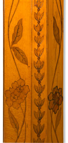 A GEORGE III SYCAMORE, HOLLY, AMARANTH, MARQUETRY AND PAINTED FOUR-POSTER BED - Foto 4