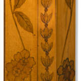 A GEORGE III SYCAMORE, HOLLY, AMARANTH, MARQUETRY AND PAINTED FOUR-POSTER BED - Foto 4