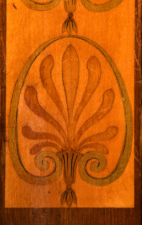 A GEORGE III SYCAMORE, HOLLY, AMARANTH, MARQUETRY AND PAINTED FOUR-POSTER BED - photo 5