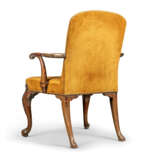 A GEORGE II MAHOGANY OPEN ARMCHAIR - Foto 5