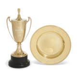 AN ELIZABETH II GOLD CUP AND COVER AND A SILVER-GILT DISH - Foto 1