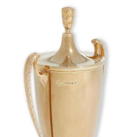 AN ELIZABETH II GOLD CUP AND COVER AND A SILVER-GILT DISH - Foto 3
