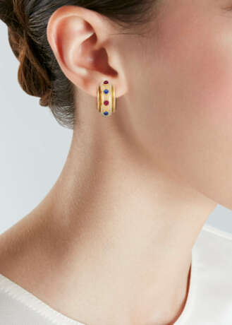 TWO PAIRS OF EARRINGS AND A BROOCH - photo 13