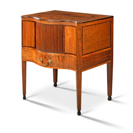 A GEORGE III MAHOGANY, EBONISED AND SATINWOOD CROSSBANDED BEDSIDE COMMODE - Foto 3