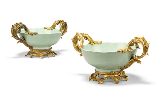 A PAIR OF LOUIS XV-STYLE ORMOLU-MOUNTED CHINESE CELADON-GLAZED TWO-HANDLED BOWLS - фото 1