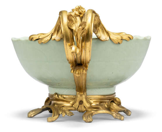 A PAIR OF LOUIS XV-STYLE ORMOLU-MOUNTED CHINESE CELADON-GLAZED TWO-HANDLED BOWLS - фото 2