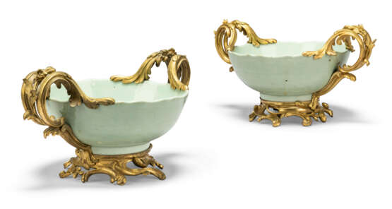 A PAIR OF LOUIS XV-STYLE ORMOLU-MOUNTED CHINESE CELADON-GLAZED TWO-HANDLED BOWLS - фото 3