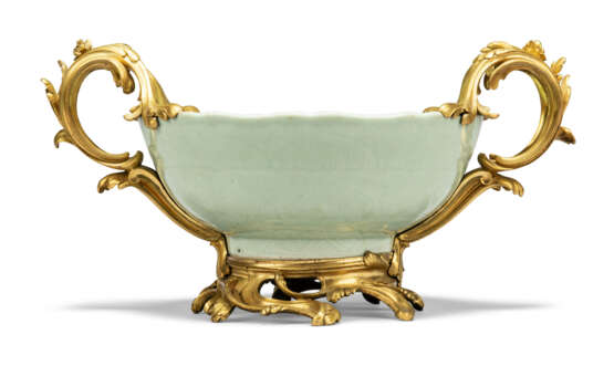 A PAIR OF LOUIS XV-STYLE ORMOLU-MOUNTED CHINESE CELADON-GLAZED TWO-HANDLED BOWLS - Foto 4