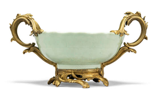 A PAIR OF LOUIS XV-STYLE ORMOLU-MOUNTED CHINESE CELADON-GLAZED TWO-HANDLED BOWLS - фото 5