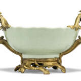 A PAIR OF LOUIS XV-STYLE ORMOLU-MOUNTED CHINESE CELADON-GLAZED TWO-HANDLED BOWLS - фото 5