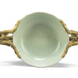 A PAIR OF LOUIS XV-STYLE ORMOLU-MOUNTED CHINESE CELADON-GLAZED TWO-HANDLED BOWLS - Foto 6