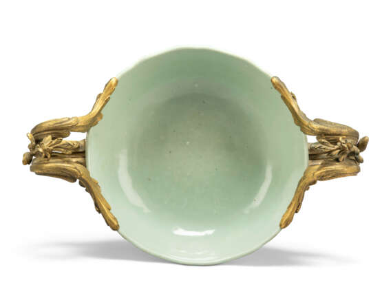 A PAIR OF LOUIS XV-STYLE ORMOLU-MOUNTED CHINESE CELADON-GLAZED TWO-HANDLED BOWLS - photo 6
