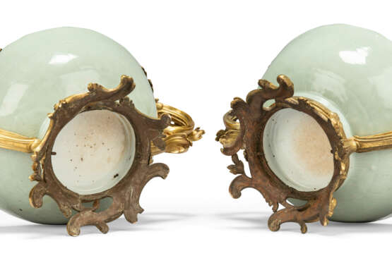 A PAIR OF LOUIS XV-STYLE ORMOLU-MOUNTED CHINESE CELADON-GLAZED TWO-HANDLED BOWLS - фото 7