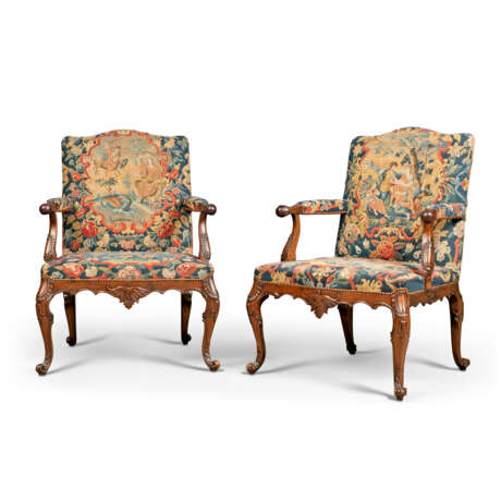 A PAIR OF GEORGE II MAHOGANY OPEN ARMCHAIRS - Foto 1