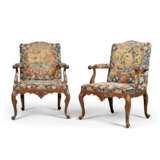 A PAIR OF GEORGE II MAHOGANY OPEN ARMCHAIRS - фото 1