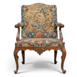 A PAIR OF GEORGE II MAHOGANY OPEN ARMCHAIRS - фото 3