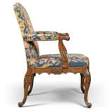 A PAIR OF GEORGE II MAHOGANY OPEN ARMCHAIRS - Foto 5