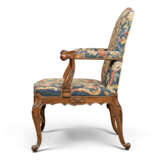 A PAIR OF GEORGE II MAHOGANY OPEN ARMCHAIRS - фото 6