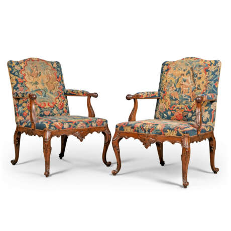 A PAIR OF GEORGE II MAHOGANY OPEN ARMCHAIRS - Foto 7