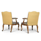 A PAIR OF GEORGE II MAHOGANY OPEN ARMCHAIRS - фото 8