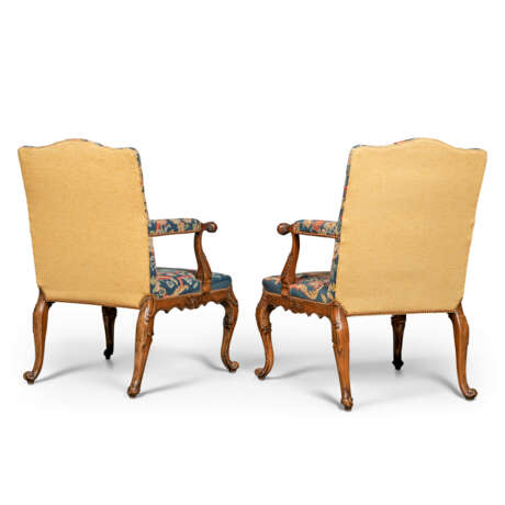 A PAIR OF GEORGE II MAHOGANY OPEN ARMCHAIRS - Foto 8