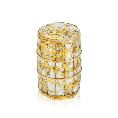 A LOUIS XV GOLD-MOUNTED MOTHER-OF-PEARL DOUBLE OPENING SNUFF-BOX - фото 1