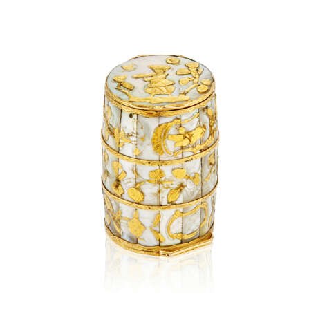 A LOUIS XV GOLD-MOUNTED MOTHER-OF-PEARL DOUBLE OPENING SNUFF-BOX - фото 2