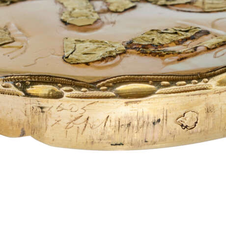 A LOUIS XV GOLD-MOUNTED MOTHER-OF-PEARL DOUBLE OPENING SNUFF-BOX - photo 4