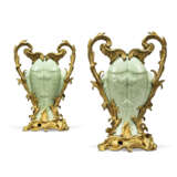 A PAIR OF LOUIS XV-STYLE ORMOLU-MOUNTED CHINESE MOULDED CELADON-GLAZED TWIN-FISH VASES - Foto 1