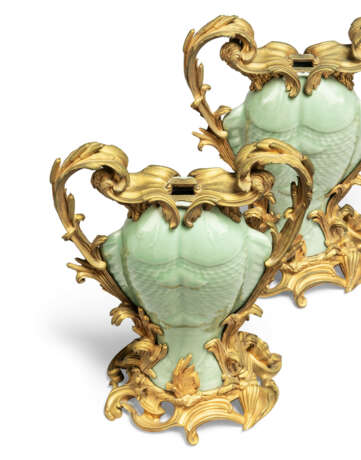A PAIR OF LOUIS XV-STYLE ORMOLU-MOUNTED CHINESE MOULDED CELADON-GLAZED TWIN-FISH VASES - Foto 2