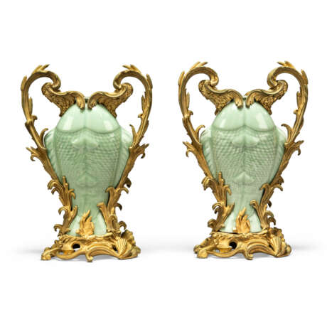A PAIR OF LOUIS XV-STYLE ORMOLU-MOUNTED CHINESE MOULDED CELADON-GLAZED TWIN-FISH VASES - Foto 3
