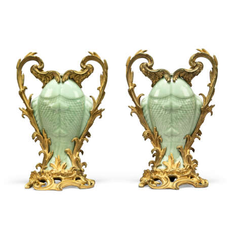 A PAIR OF LOUIS XV-STYLE ORMOLU-MOUNTED CHINESE MOULDED CELADON-GLAZED TWIN-FISH VASES - фото 4