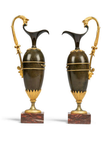 A PAIR OF DIRECTOIRE ORMOLU, PATINATED-BRONZE AND ROUGE GRIOTTE MARBLE EWERS - Foto 5
